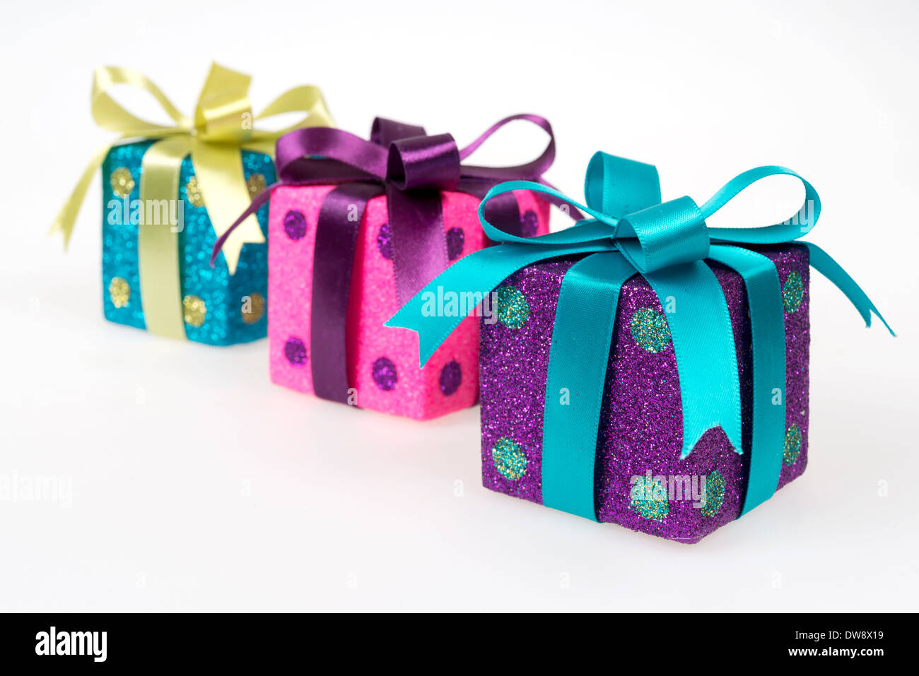 Gift wrap ribbon bow hi-res stock photography and images - Page 36