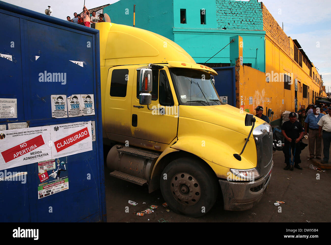 Victoria, Peru. 3rd Mar, 2014. A truck comes out of 'La Parada' market, in La Victoria district, of Callao province, in Callao department, Peru, on March 3, 2014. Merchants locked themselves inside 'La Parada' vegetable market, after being alerted for a possible police intervention, according to local press. Credit:  Carlos Lezama/ANDINA/Xinhua/Alamy Live News Stock Photo