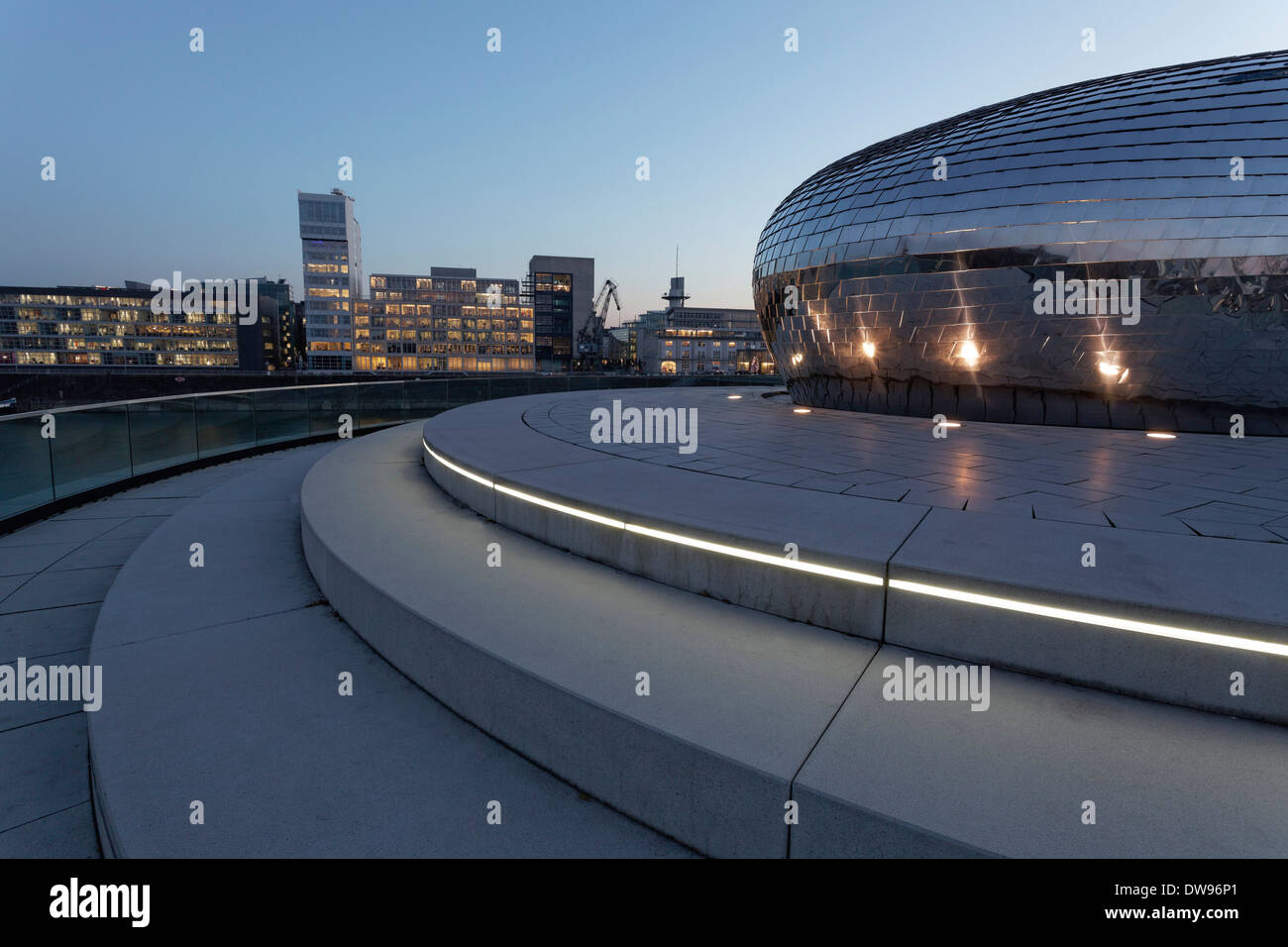 Skyline and futuristic pavilion with a mirrored facade, Hyatt Regency hotel bar 'Pebble's' at the blue hour, Media Harbour Stock Photo