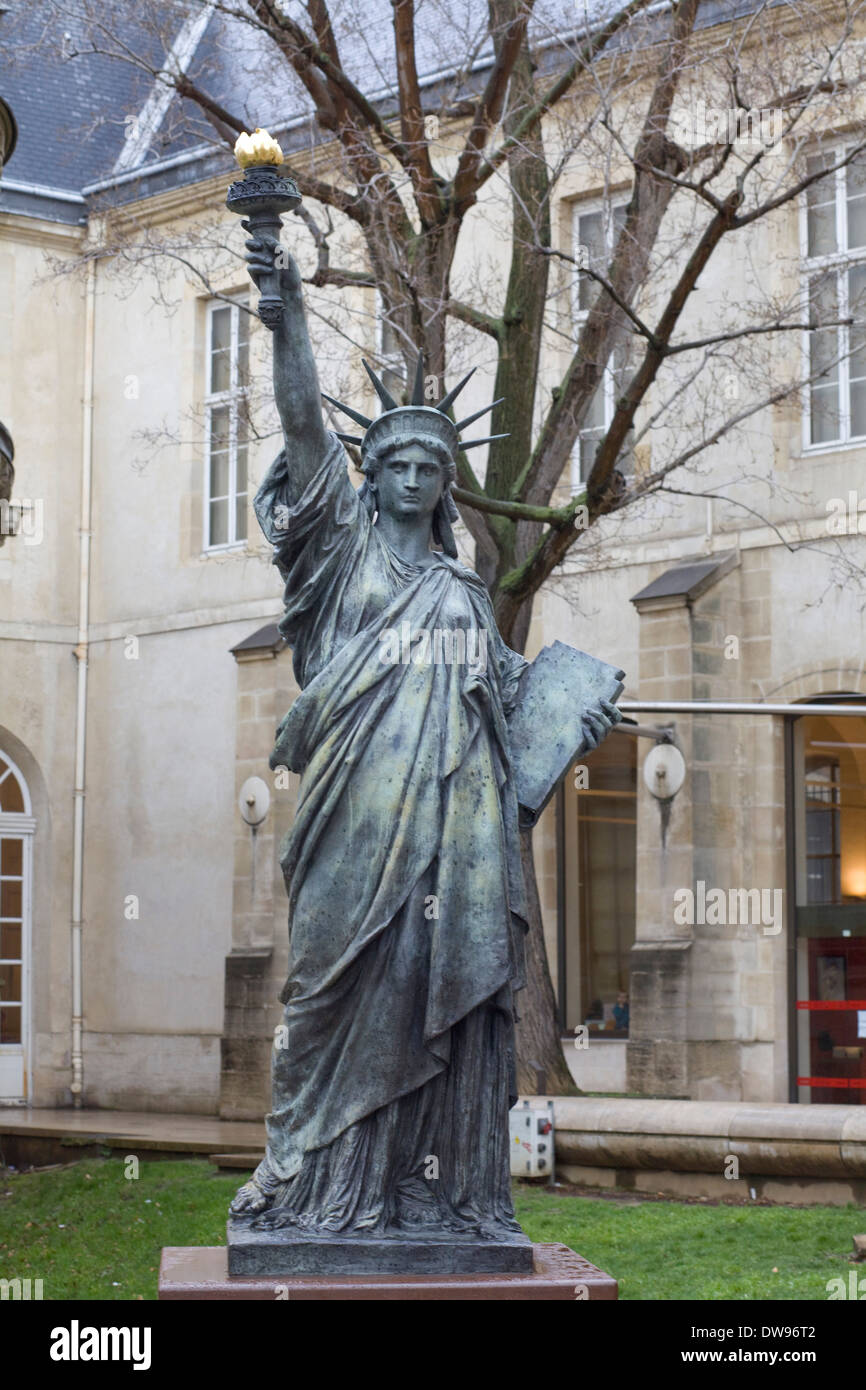 Statue of liberty paris hires stock photography and images Alamy