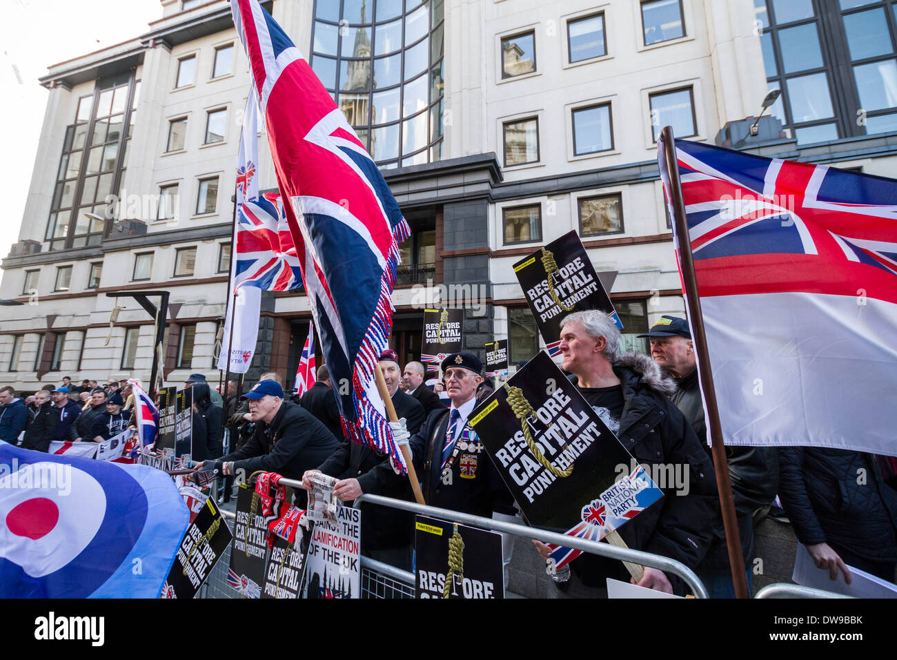 British Far-Right Nationalist groups outside Old Bailey court in London ...