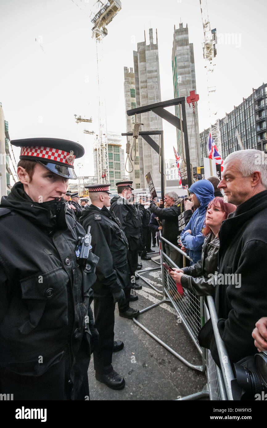 British Far-Right Nationalist groups outside Old Bailey court in London on sentencing day of Private Lee Rigby's murderers Stock Photo