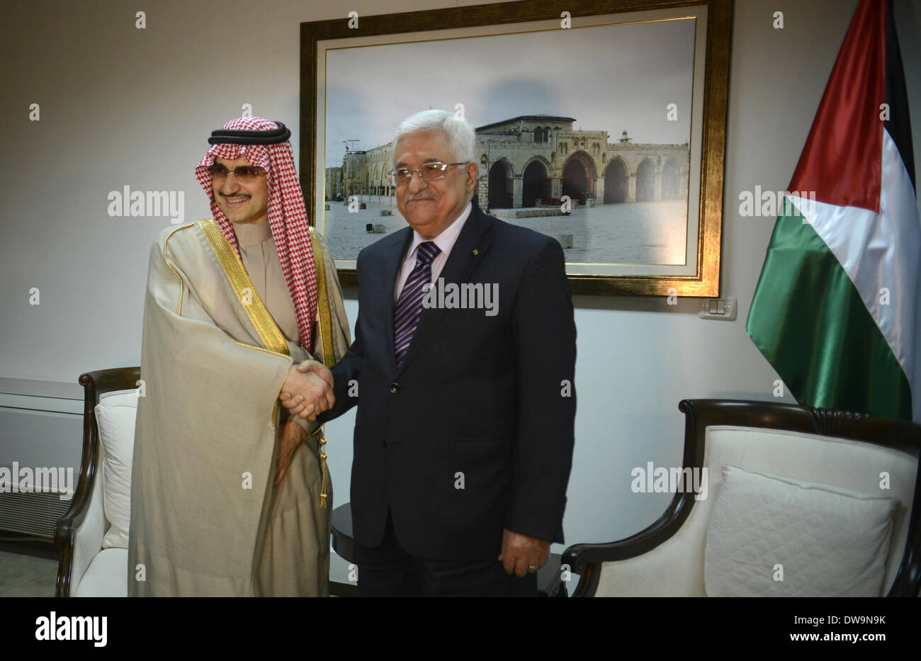 Ramallah, West Bank, Palestinian Territory. 4th Mar, 2014. Palestinian President Mahmud Abbas (R) shakes hands with Saudi Arabia's prince Al-Waleed bin Talal during their meeting in the West Bank city of Ramallah on March 4, 2014 Credit:  Issam Rimawi/APA Images/ZUMAPRESS.com/Alamy Live News Stock Photo