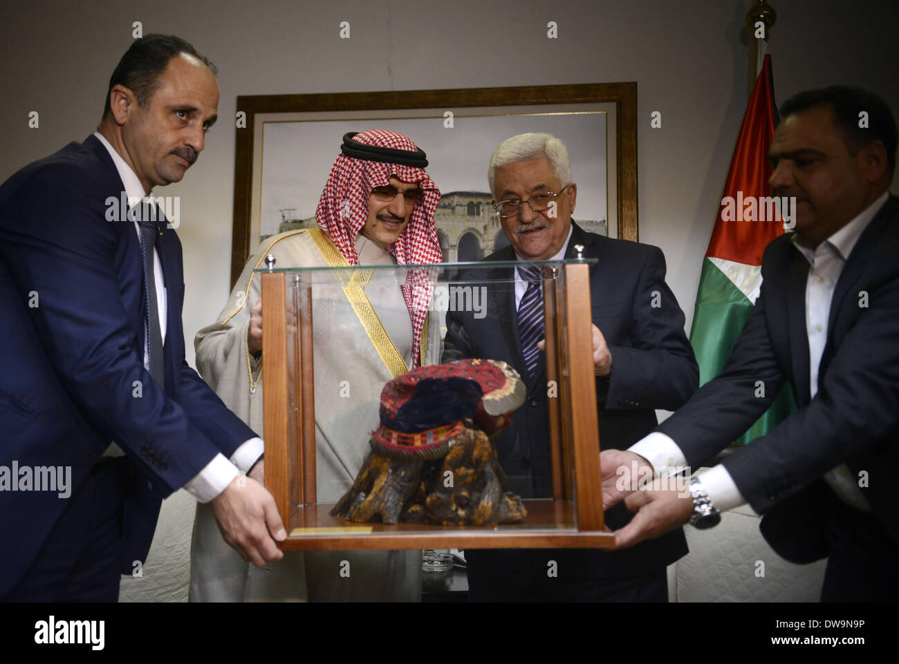 Ramallah, West Bank, Palestinian Territory. 4th Mar, 2014. Palestinian President Mahmoud Abbas (R) honors Saudi Arabia's prince Al-Waleed bin Talal during their meeting in the West Bank city of Ramallah on March 4, 2014 Credit:  Issam Rimawi/APA Images/ZUMAPRESS.com/Alamy Live News Stock Photo
