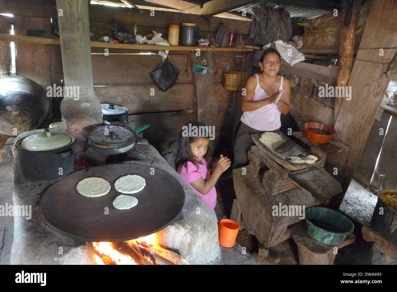https://c8.alamy.com/comp/DWA495/el-salvador-jujutla-poor-farming-community-mother-and-girl-making-DWA495.jpg
