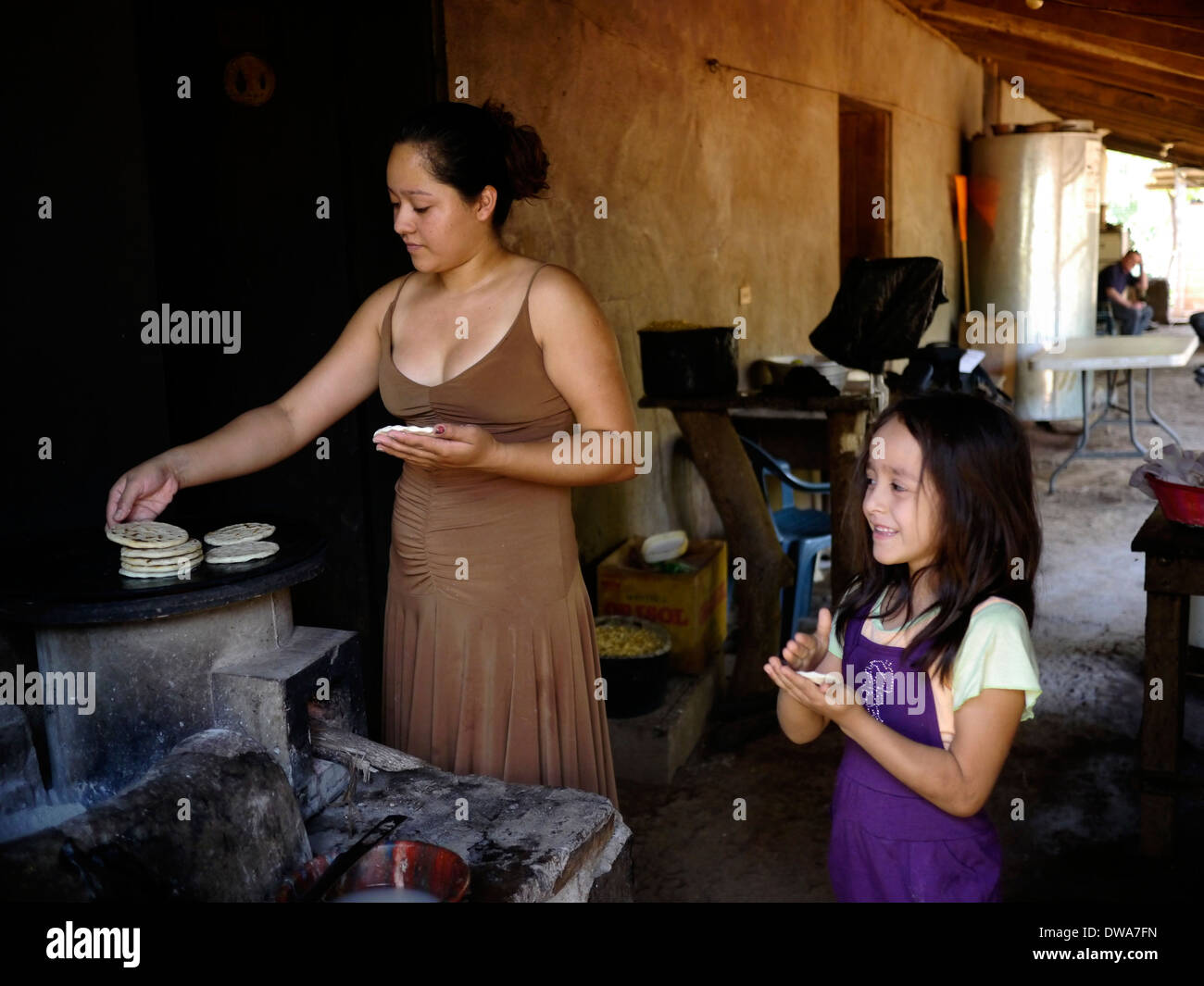 EL SALVADOR, Jujutla. Poor farming community. Making Tortillas Stock