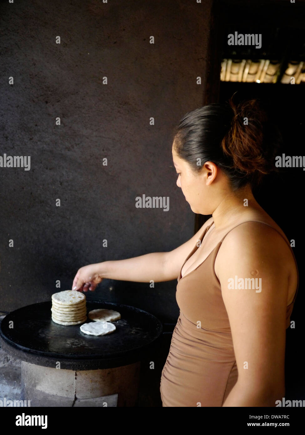 EL SALVADOR, Jujutla. Poor farming community. Making Tortillas Stock