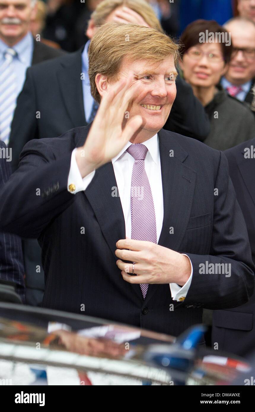 Dordrecht, the Netherlands. 04th Mar, 2014. King Willem-Alexander attends the opening of the exhibition 'Willem II ? Art King' at the Dordrecht Museum in Dordrecht, the Netherlands, 04 March 2014. King William II (1792-1849) possessed important paintings and drawings. Photo:RPE/ ALBERT PHILIP VAN DER WERF/dpa/Alamy Live News Stock Photo