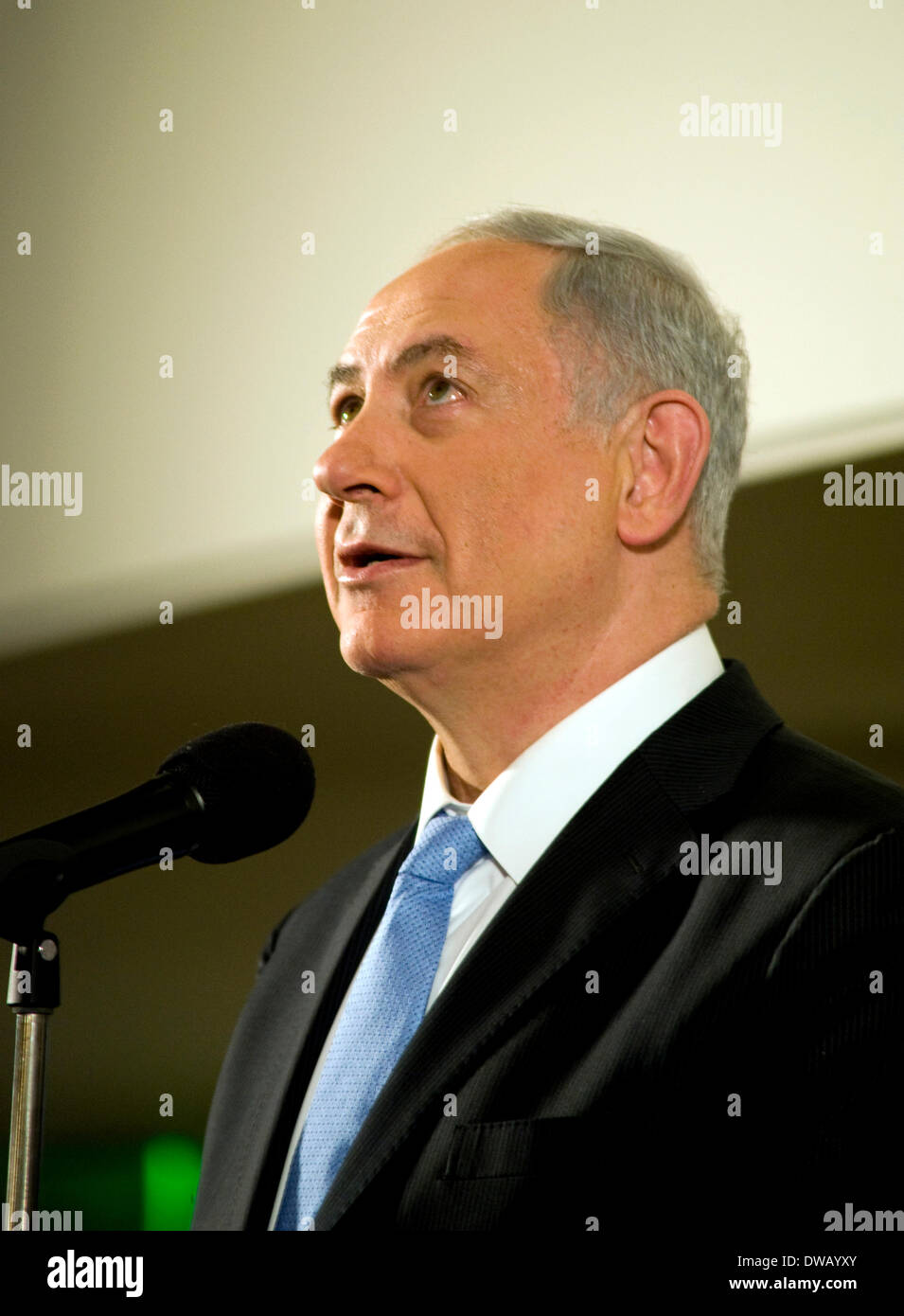 Hollywood, CA, USA . 05th Mar, 2014. Israeli Prime Minister Benjamin Netenyahu momentarily looks skyward whiile he addresses a crowd attending the premier screening of Israel: The Royal Tour at the Paramount Stuidos lot in Hollywood. Credit:  Robert Landau/Alamy Live News Stock Photo