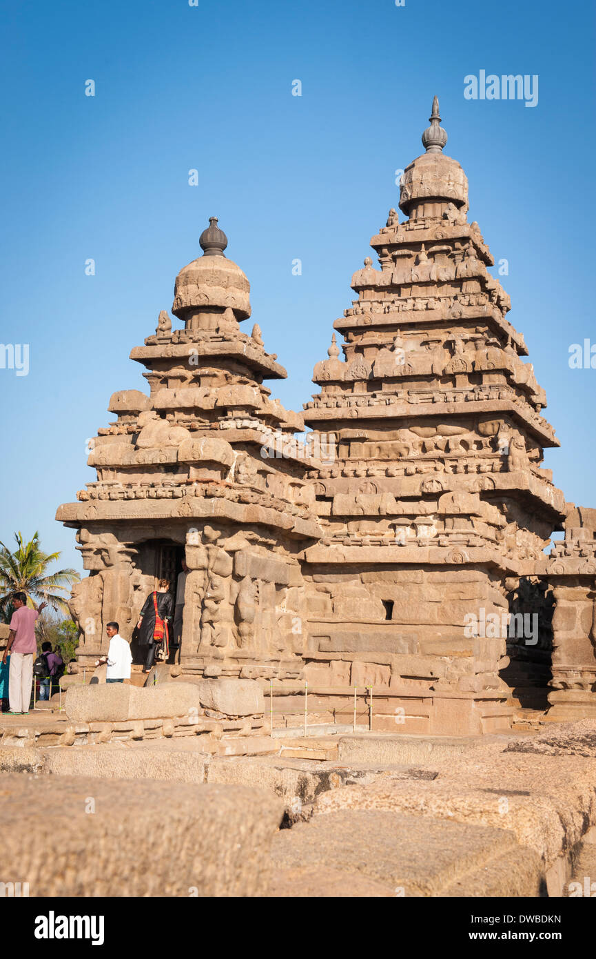 India Tamil Nadu Mamallapuram Mahabalipuram mandapas Kanchipuram Vishnu & Shiva Shore Temple 7th century South Southern shrine tourists towers trees Stock Photo