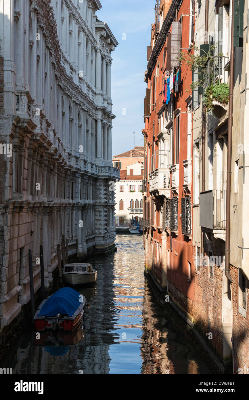 Boats on canal hi-res stock photography and images - Alamy