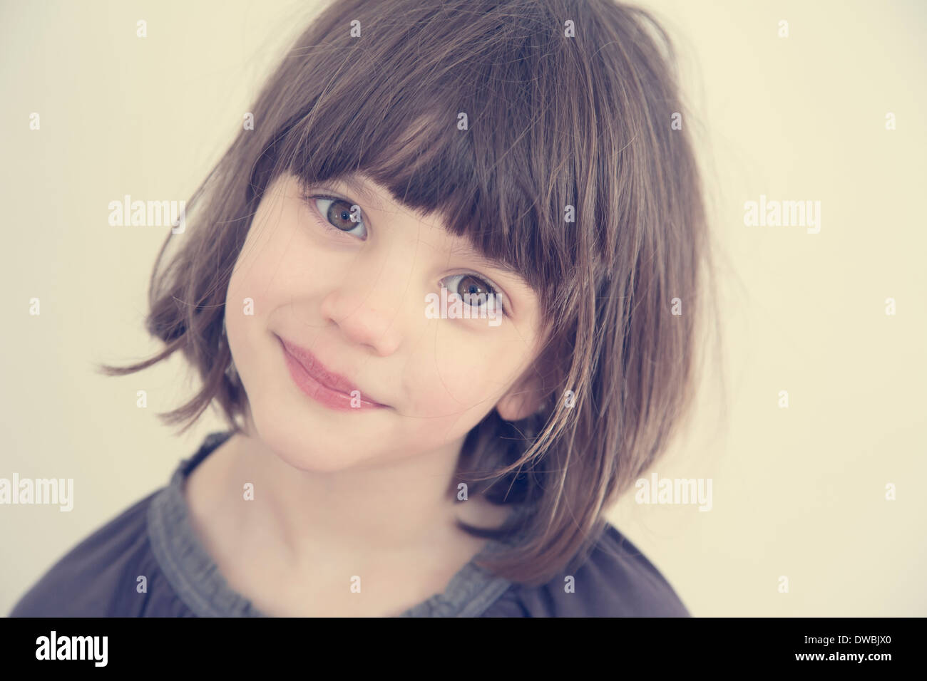 Portrait of smiling little girl Stock Photo - Alamy