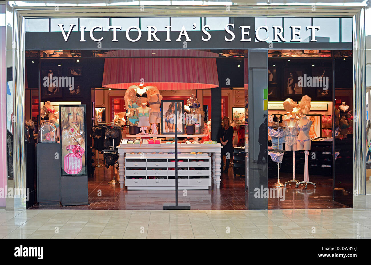 The exterior of the Victoria's Secret store in the Walt Whitman Mall  Shopping Center in Huntington Station, New York Stock Photo - Alamy