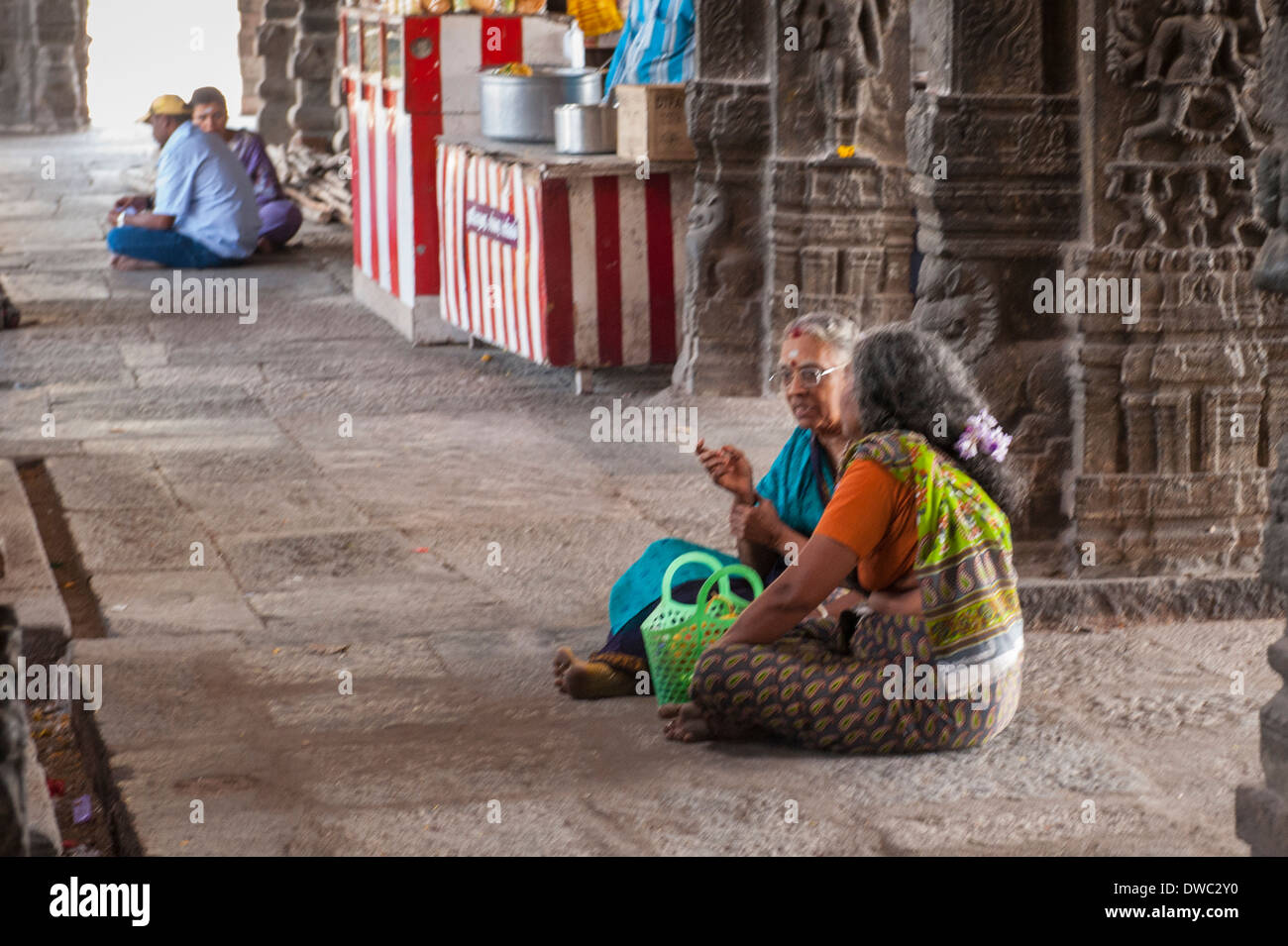 India , Tamil Nadu , Kanchipuram Sri Ekambaranathar Ekambareswarar Temple Temples Shiva Hindu 6 6th century worshippers seated Stock Photo