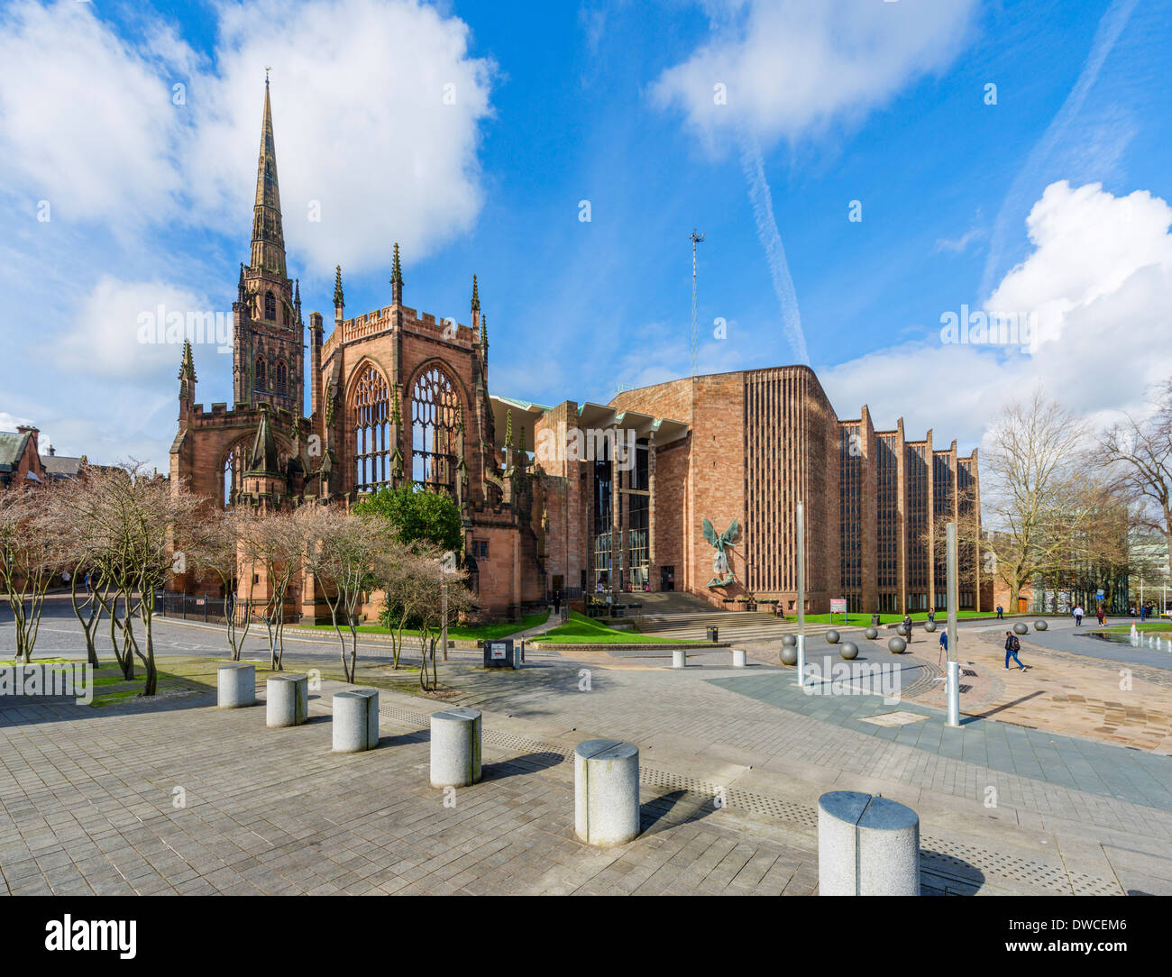 Coventry Cathedral (St Michael's) with bombed out ruins of the old cathedral to the left, Coventry, West Midlands, England, UK Stock Photo