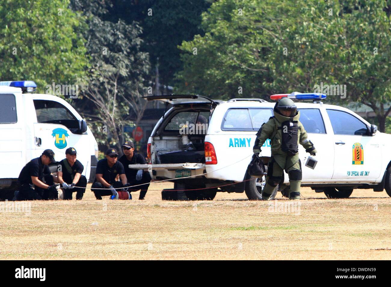 Quezon City, Philippines. 6th Mar, 2014. A soldier from the Philippine Army wearing a bomb disposal suit perpares to check a mock bomb during the Chemical, Biological, Radiological, and Nuclear Explosive (CBRNE) capability demonstration at Camp Aguinaldo in Quezon City, the Philippines, March 6, 2014. Credit:  Rouelle Umali/Xinhua/Alamy Live News Stock Photo
