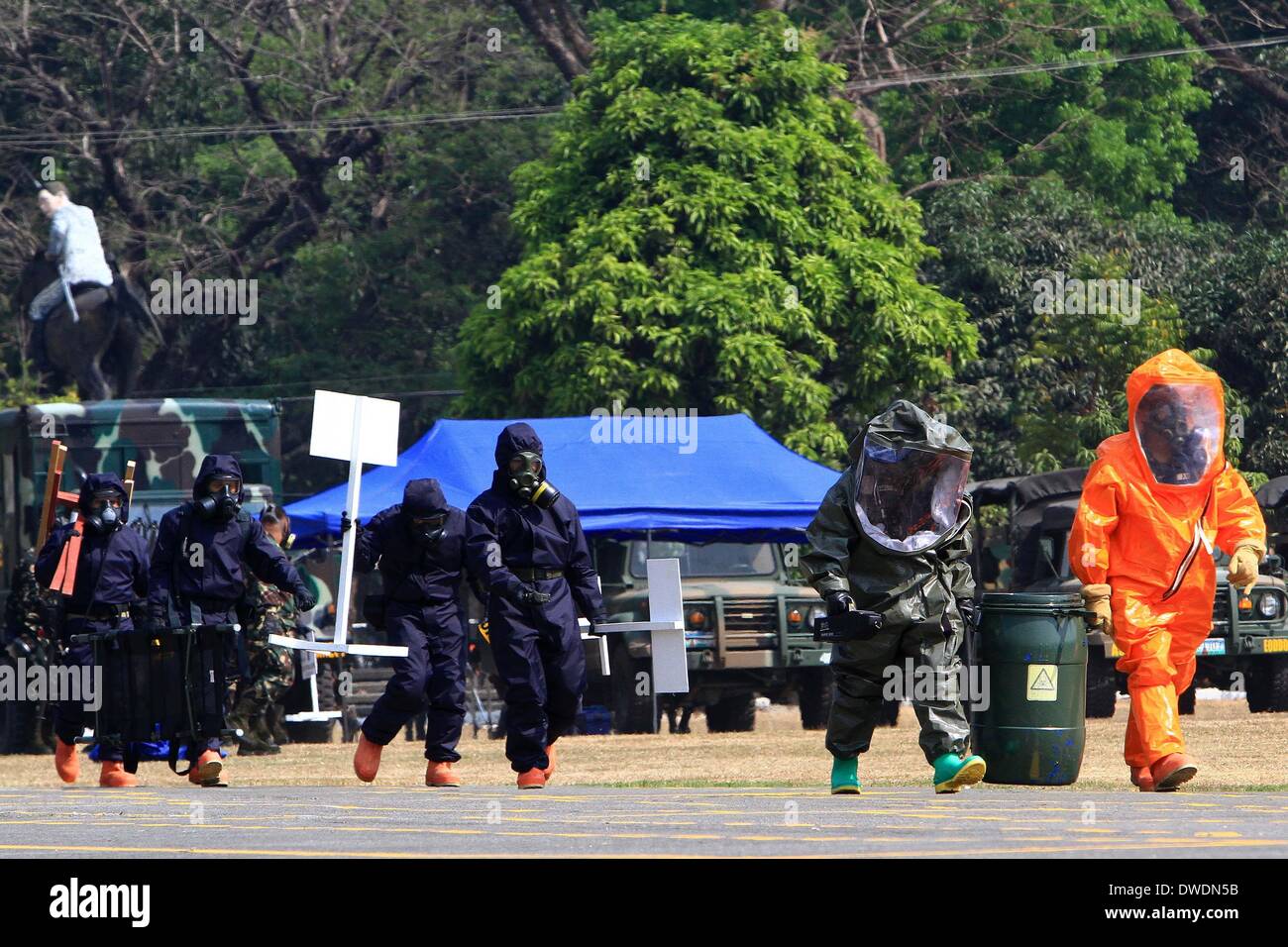 Quezon City, Philippines. 6th Mar, 2014. Soldiers from the Philippine Army wearing hazmat suits participate in the Chemical, Biological, Radiological, and Nuclear Explosive (CBRNE) capability demonstration at Camp Aguinaldo in Quezon City, the Philippines, March 6, 2014. Credit:  Rouelle Umali/Xinhua/Alamy Live News Stock Photo