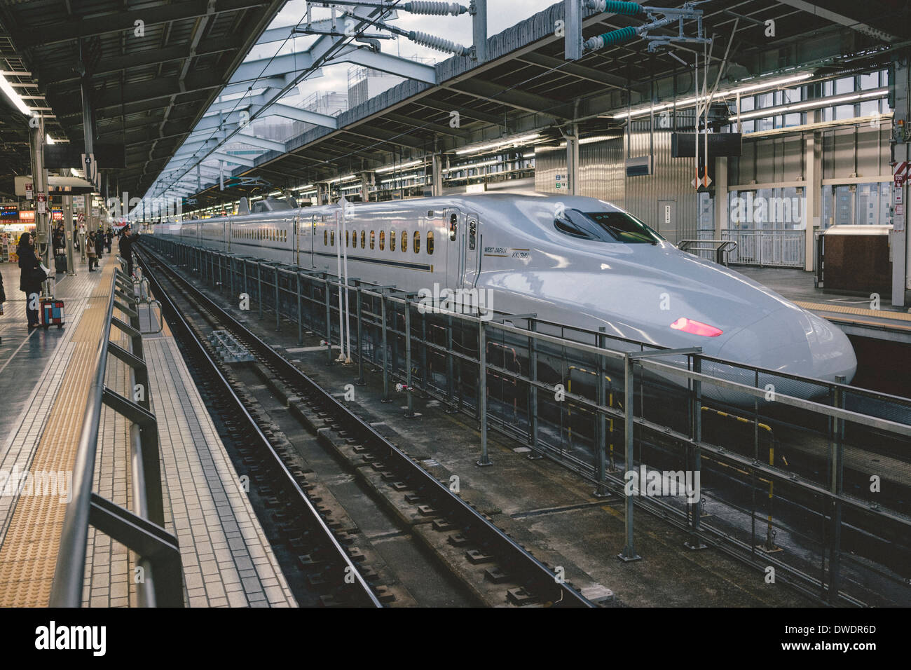 Japan, Osaka, ShinOsaka Station, platform with bullet train Stock Photo Alamy
