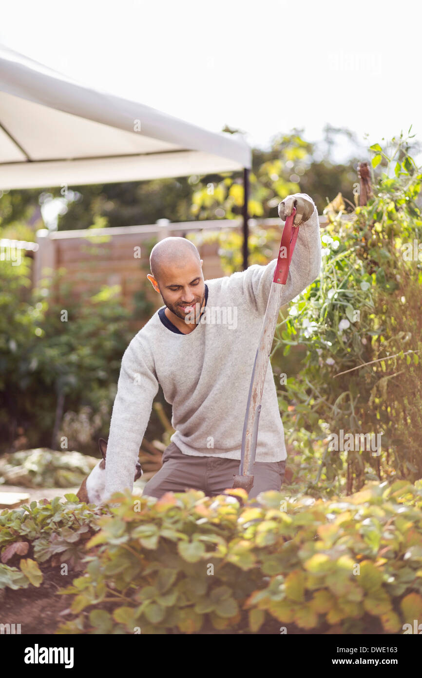 Kneeling down gardening hi-res stock photography and images - Alamy