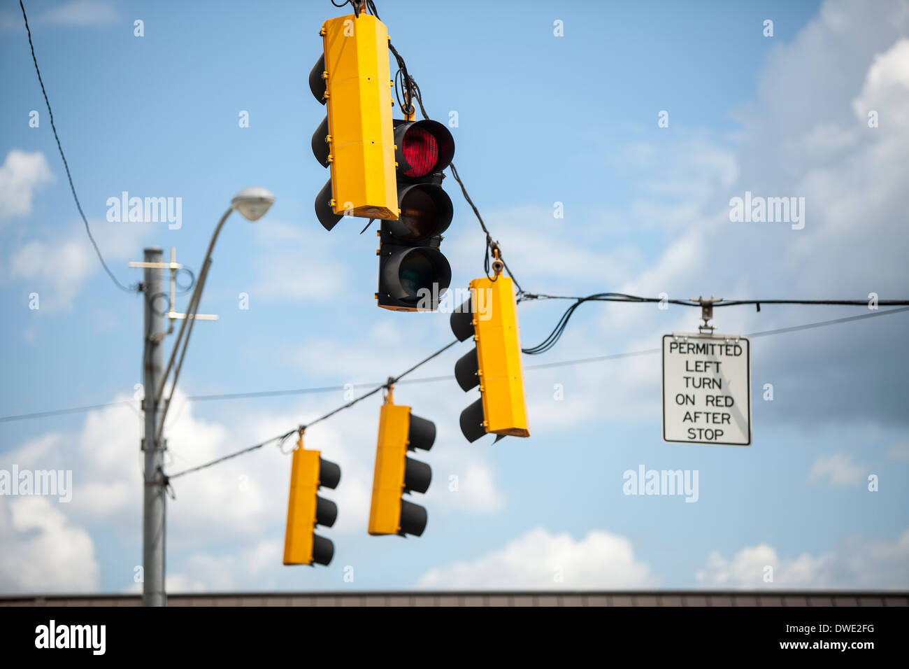 Skuespiller Et bestemt Næb Traffic lights hanging downtown usa hi-res stock photography and images -  Alamy