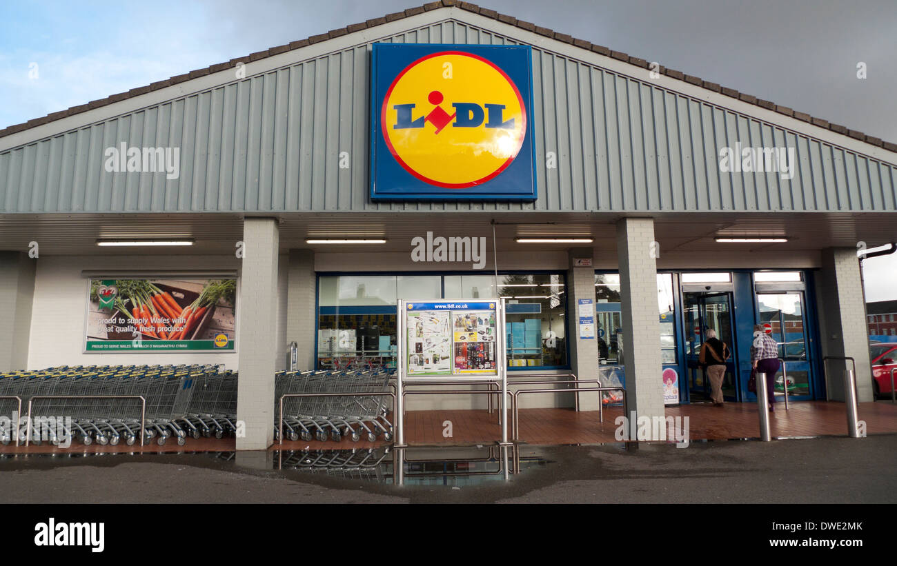 Exterior view of supermarket Lidl store shopping trollies carts and sign in Cardiff Wales UK  Great Britain  KATHY DEWITT Stock Photo