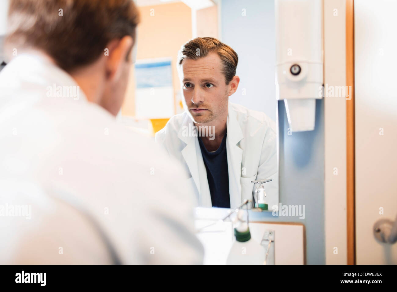 Doctor head mirror hires stock photography and images Alamy
