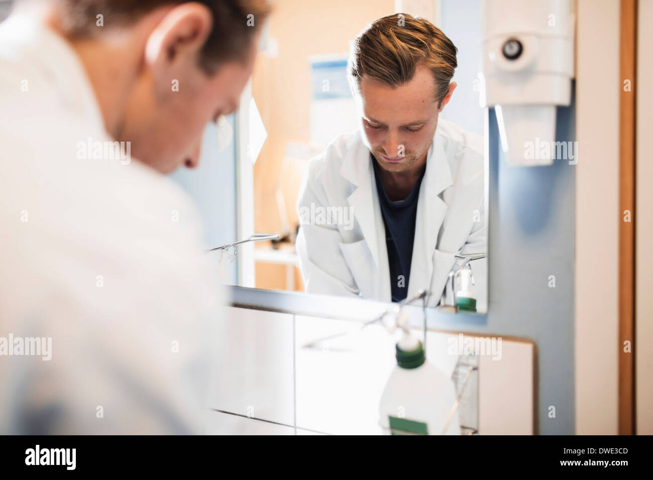 Doctor head mirror hires stock photography and images Alamy