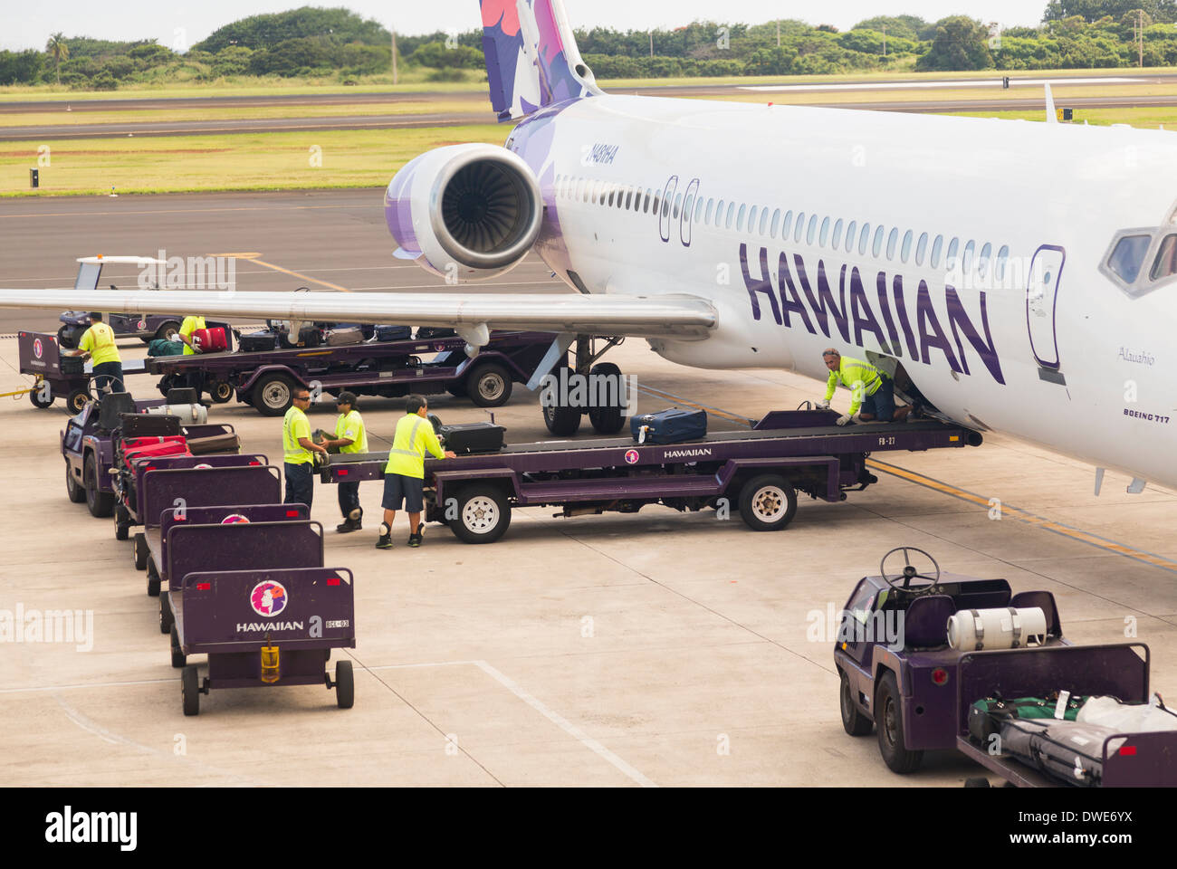 Hawaiian Airlines Boeing 717 being unloaded at Lihue terminal on island of Kauai in Hawaii, USA Stock Photo