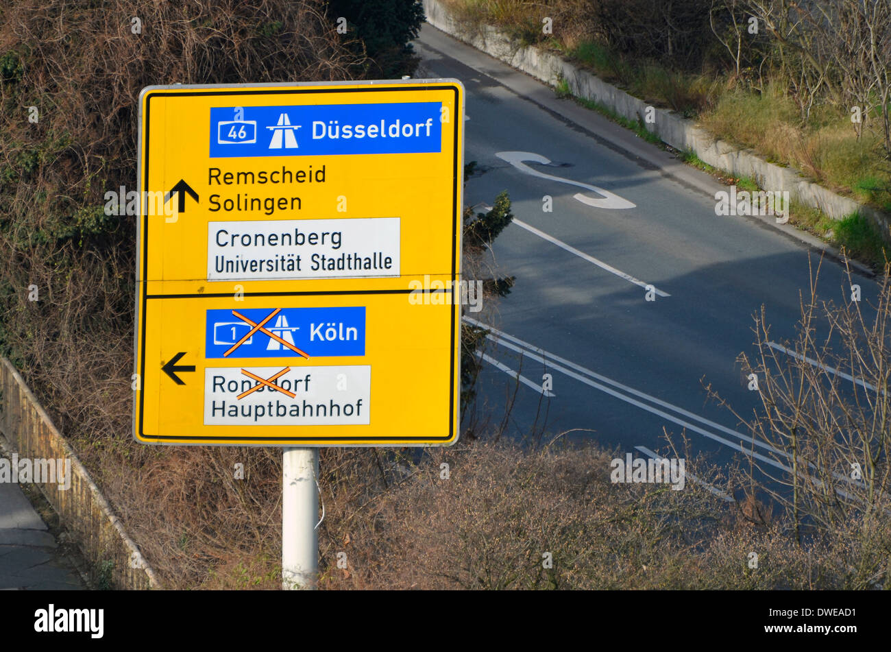 Road sign in Wuppertal showing closed motorway junction. Verkehrsschild in Wuppertal zeigt geschlossen Gänge an die Autobahn. Stock Photo