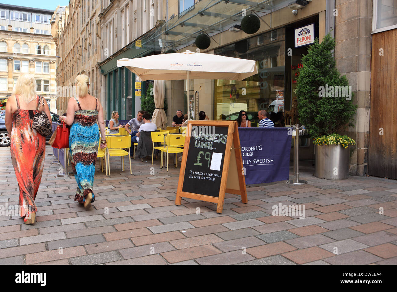 Pavement cafe restaurant in Brunswick Street in Glasgow's Merchant City Stock Photo