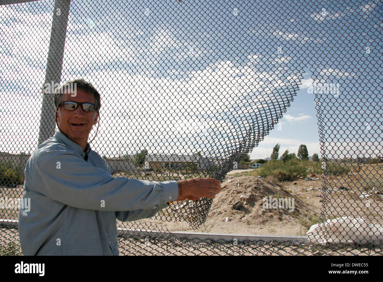 A gap in the fence dividing USA and Mexico at El Paso/Juarez Stock Photo