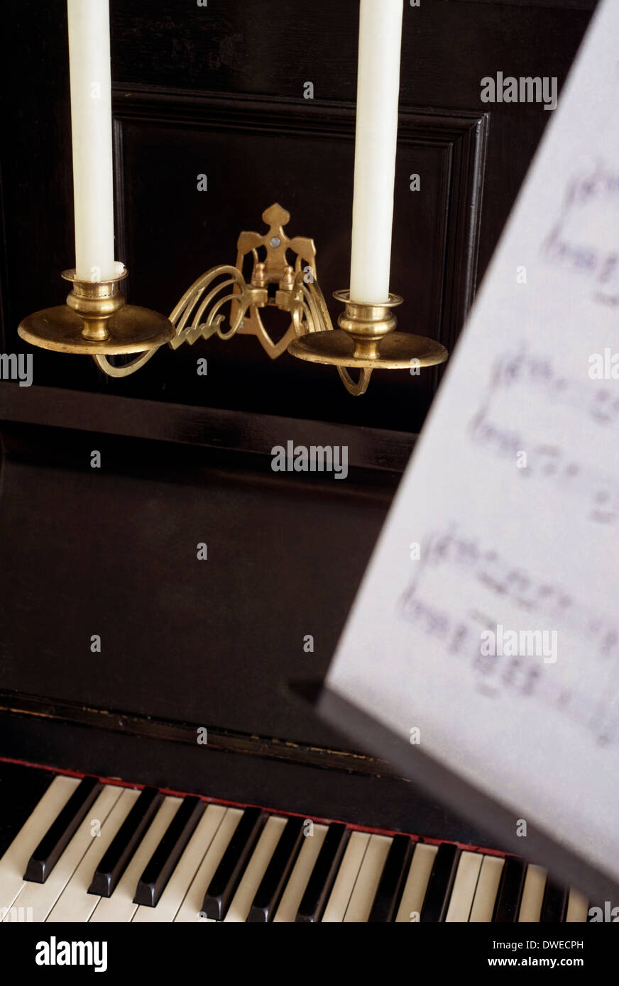 Antique upright piano antique hires stock photography and images Alamy