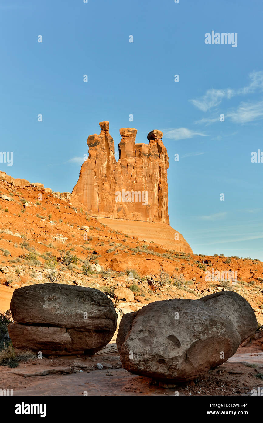 Three Gossips and boulders, Park Avenue trail, Arches National Park, Moab, Utah USA Stock Photo
