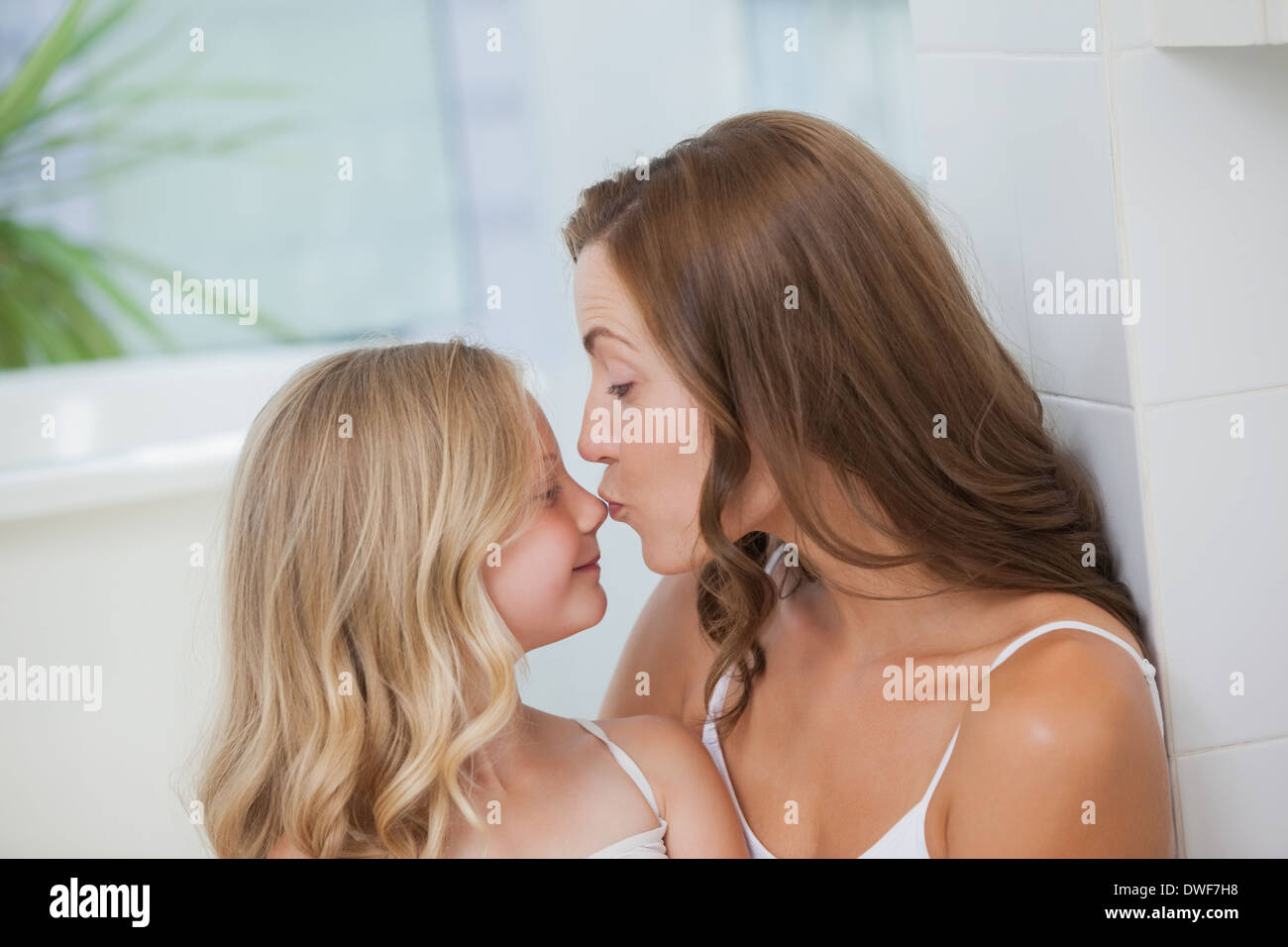 Лесбиянки мамы новое. Мать целует дочь. Мама с дочкой поцелуй. Малыши лесбияночки. Мама и дочь поцелуй с языком.