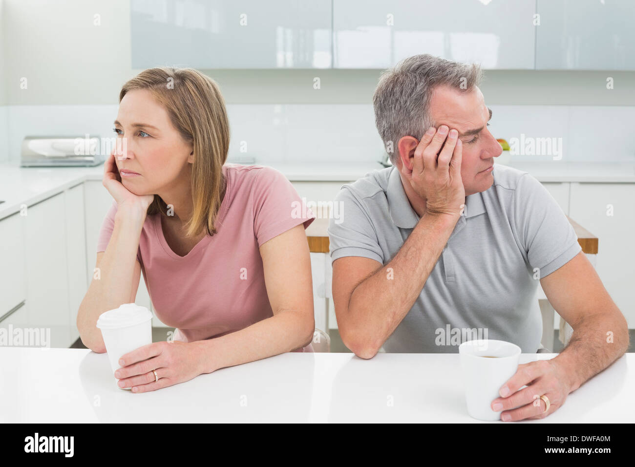 недовольная женщина. кризис среднего возраста у женщин. семейная ссора. кризис среднего у женщин. грустная уставшая женщина.