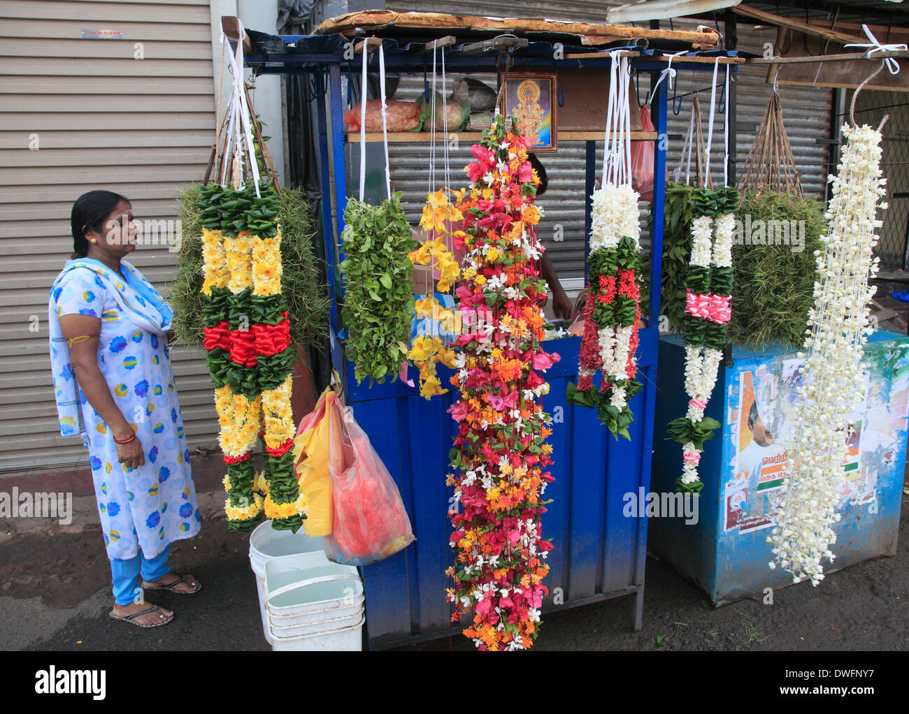 Sri Lanka; Colombo, Pettah, flower offerings stall Stock Photo Alamy