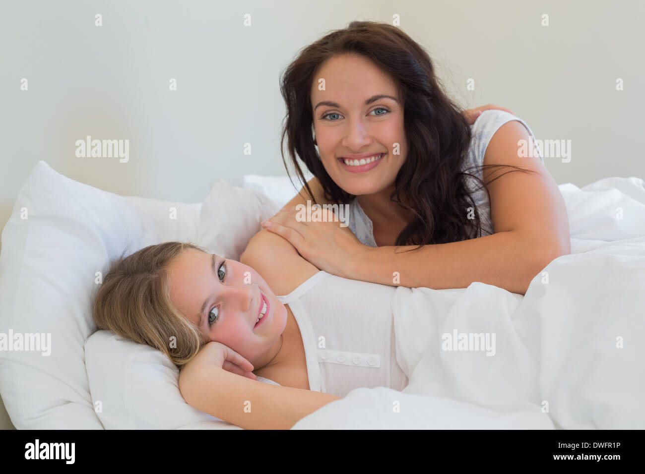 Женщина живет с матерью. Мама с взрослой дочерью на кровати. Мама и дочка подросток в постели. Маму или дочь в постель?. Мама с дочкой тянутся в постели.
