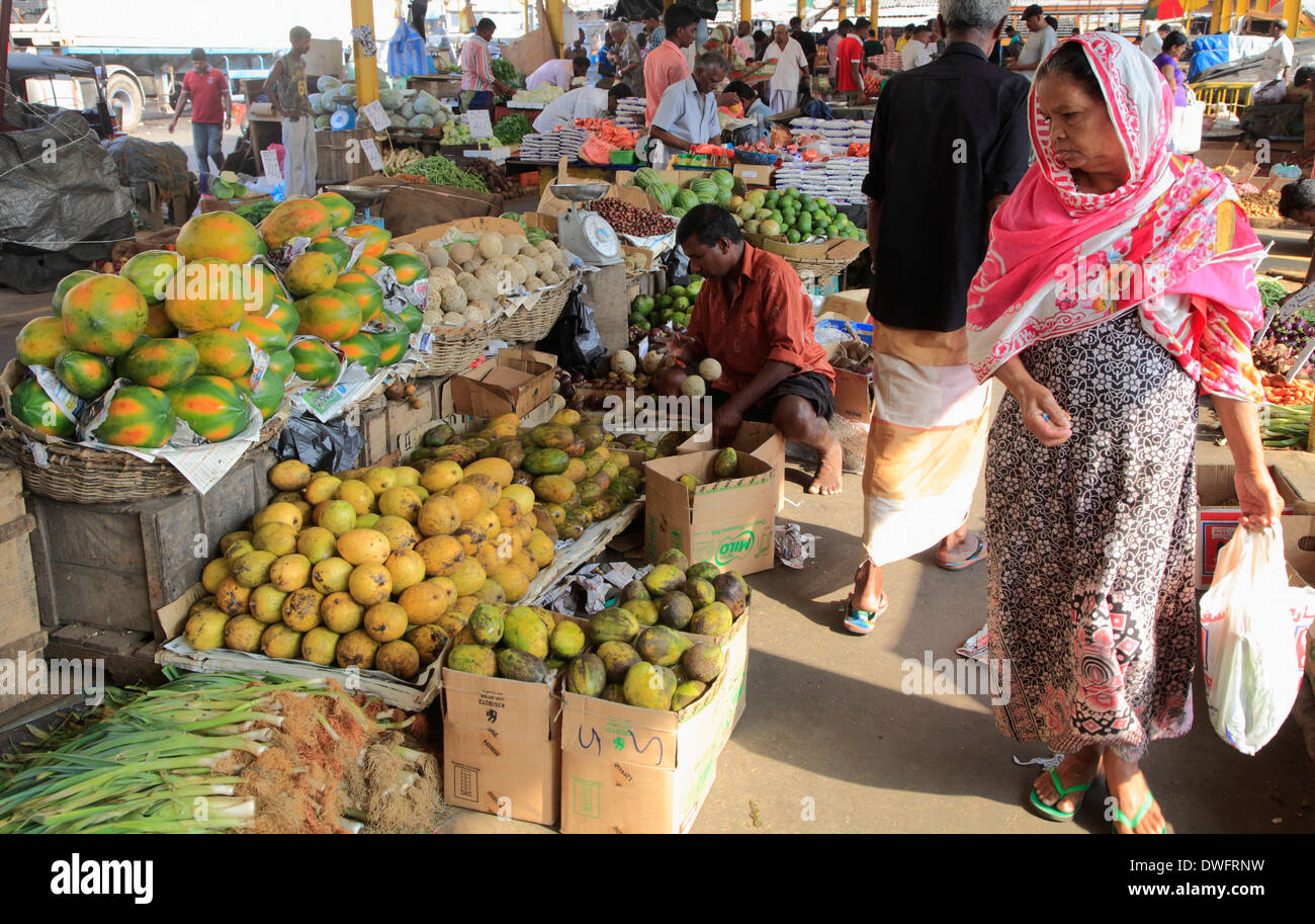Sri Lanka; Colombo, Pettah, market, fruits, people Stock Photo