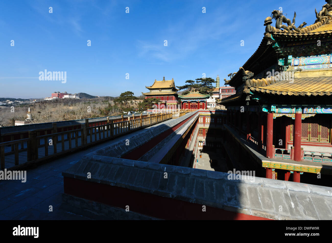 The Xumi Fushou Temple; roof of the Dahong platform . Far left the Putuozongcheng Temple. Hebei Province,  Chengde , China. Stock Photo