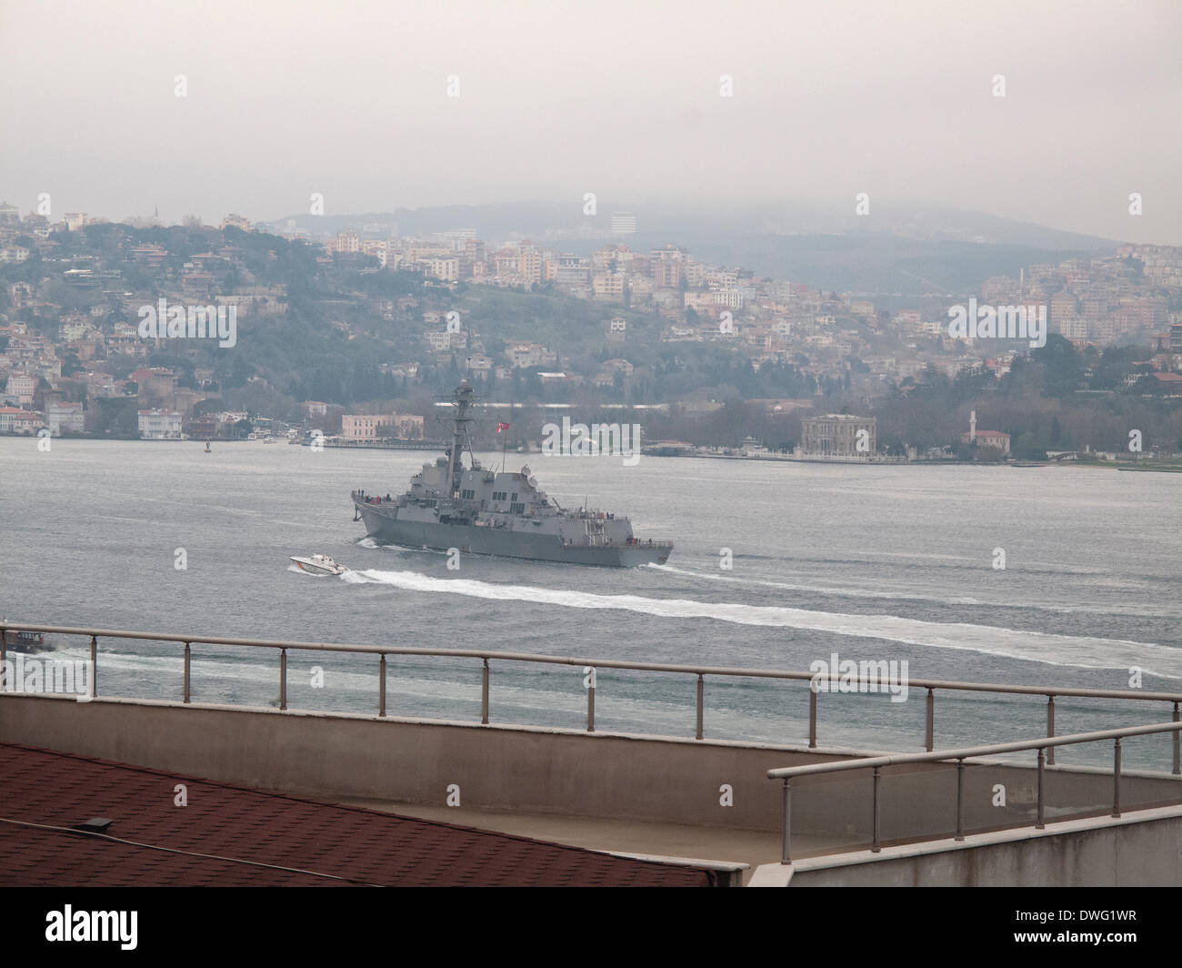 ISTANBUL, Turkey, 7th March 2014. US guided missile destroyer USS Truxtun passing through Istanbul up the Bosphorus towards the Black Sea. Credit:  Susanne Masters/Alamy Live News Stock Photo