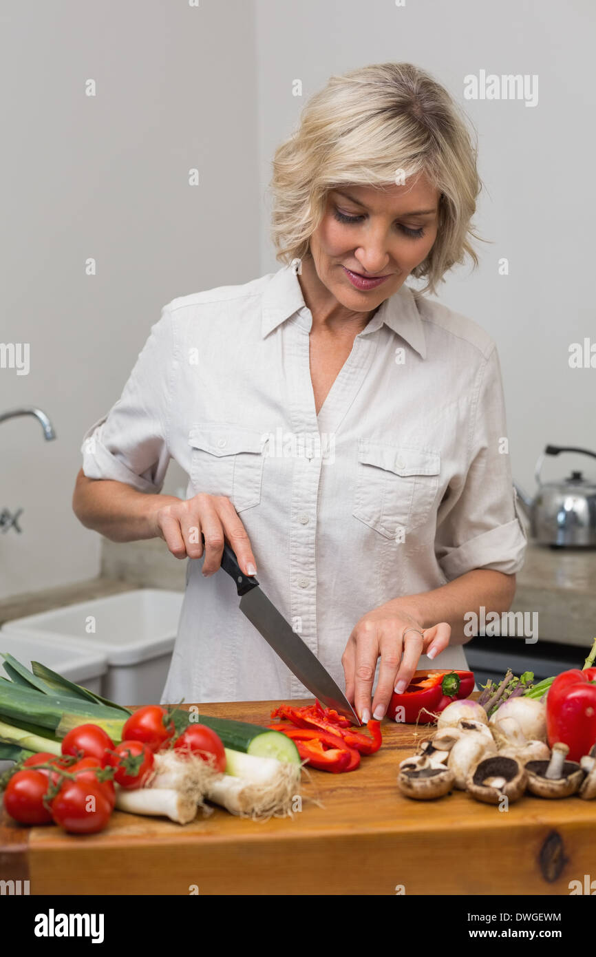 Mature woman kitchen vegetables hi-res stock photography and images - Alamy