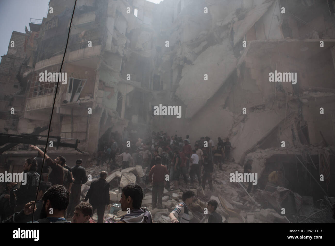 Aleppo, Syria. 7th Apr, 2013. Civilian search and rescue looking for survivors after a government air strike in Aleppo, Syria. © Martin Forster/NurPhoto/ZUMAPRESS.com/Alamy Live News Stock Photo