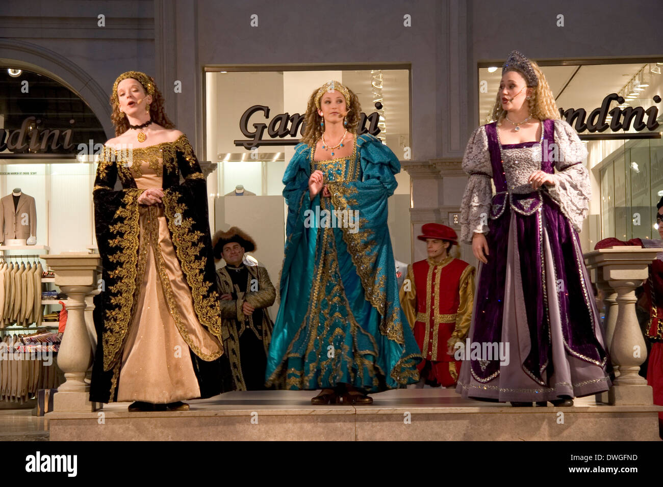 Venetian medieval costumes hi-res stock photography and images - Alamy