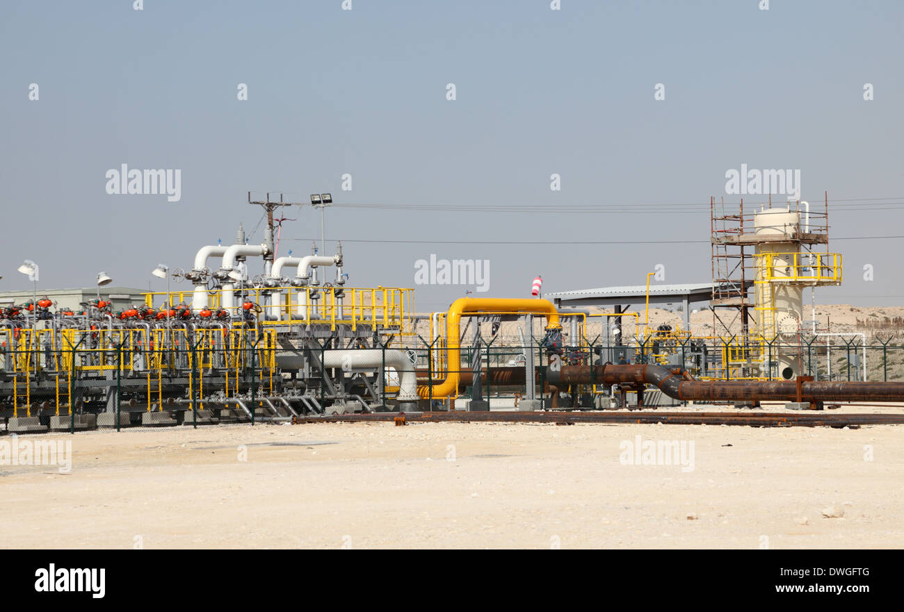 Oil and gas pipeline in the desert of Bahrain, Middle East Stock Photo