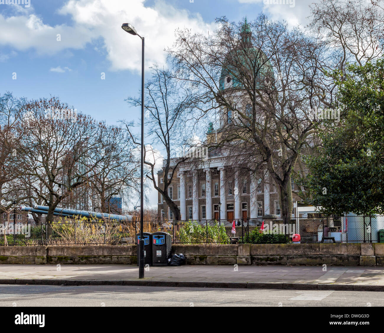 Green Dome, columns and canon of Imperial War Museum in Geraldine Mary Harmsworth Park, Lambeth Road, Southwark, South London Stock Photo