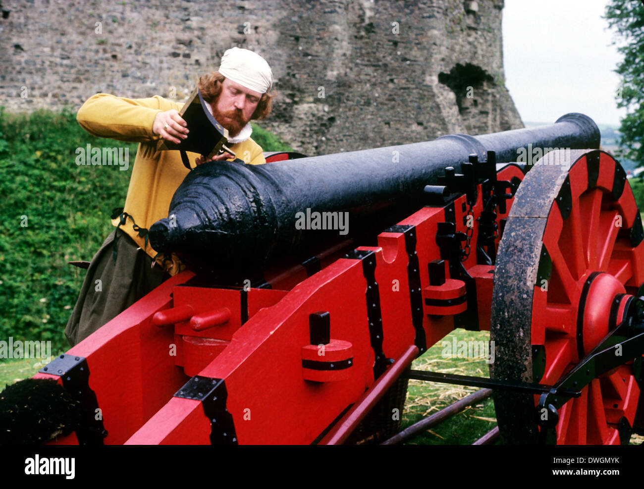 English Gunner loading cannon, Tudor Period 16th century, historical re-enactment weapons weaponry artillery Stock Photo