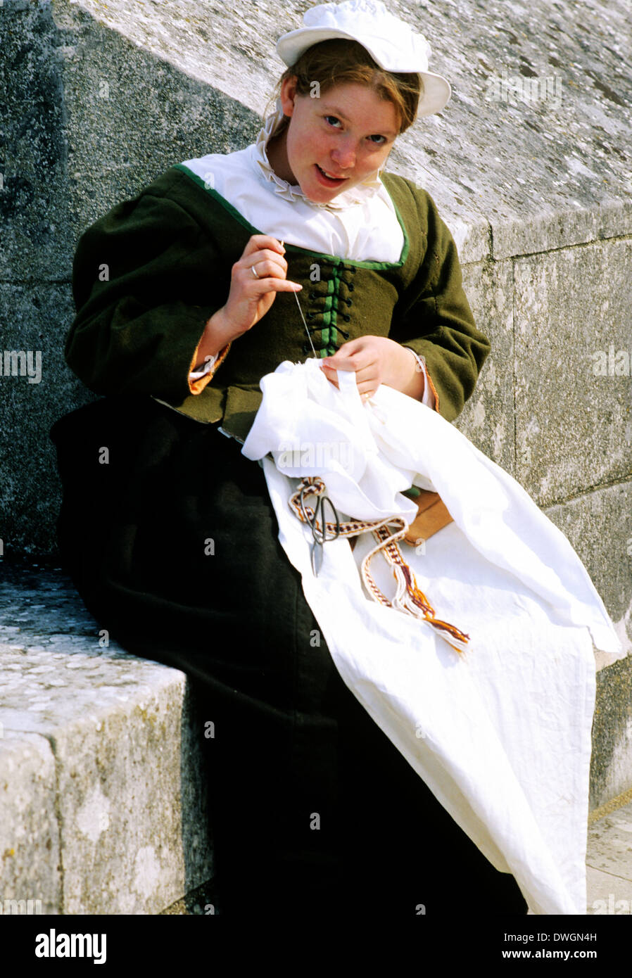 English Tudor Period, young woman sewing, 16th century, historical re-enactment, costume fashion fashions England UK Stock Photo