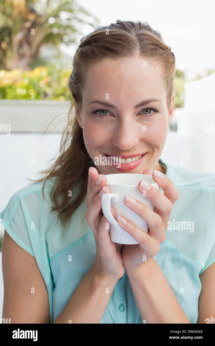 Beautiful young woman drinking coffee at caf├⌐ Stock Photo Alamy
