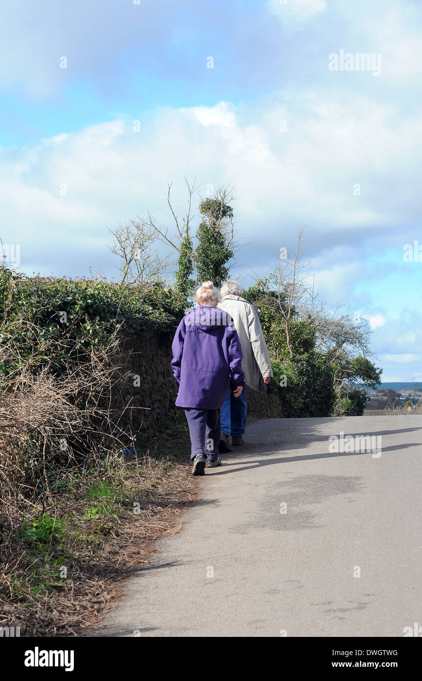 walkers keeping to the edge of the road,oncoming traffic,casual, man, holding hands, leisure, content, two, redhead, green, deni Stock Photo