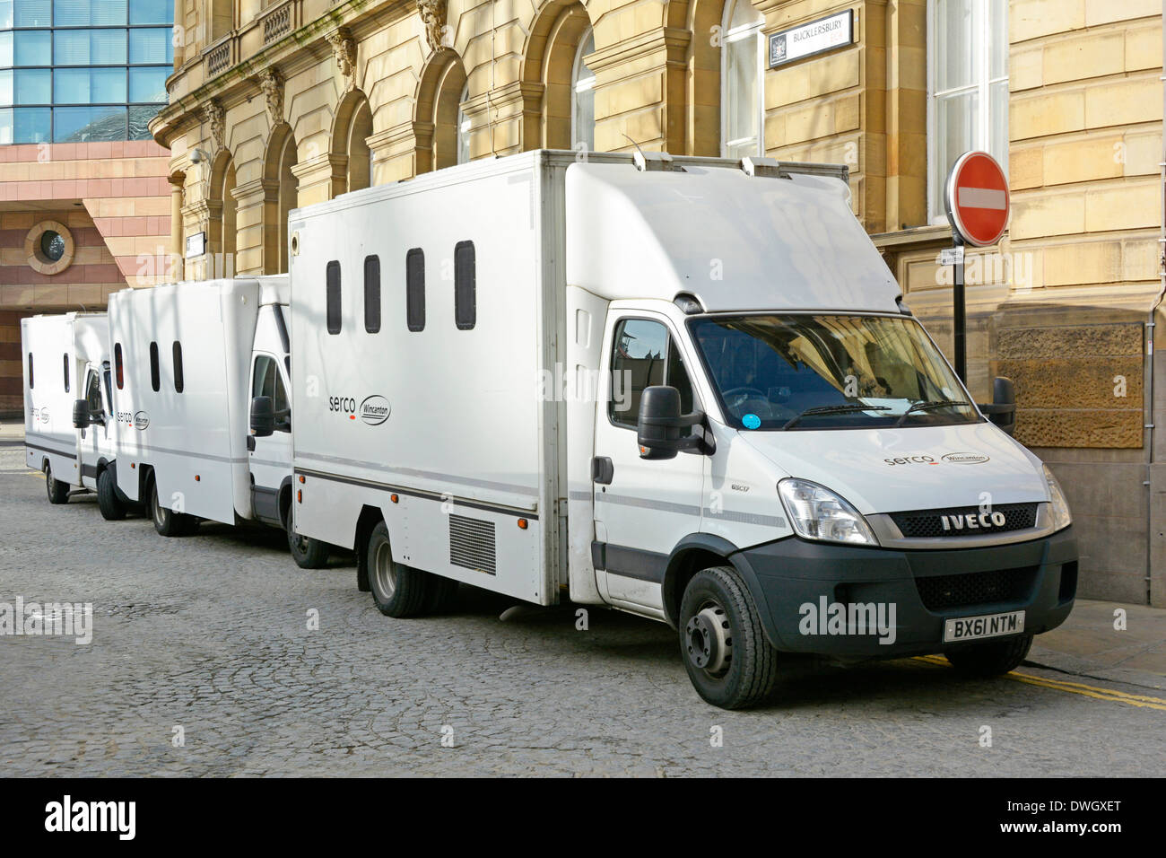 Three joint venture Serco Wincanton prisoner transport vans parked outside rear courthouse entrance to City of London Magistrates Court Stock Photo